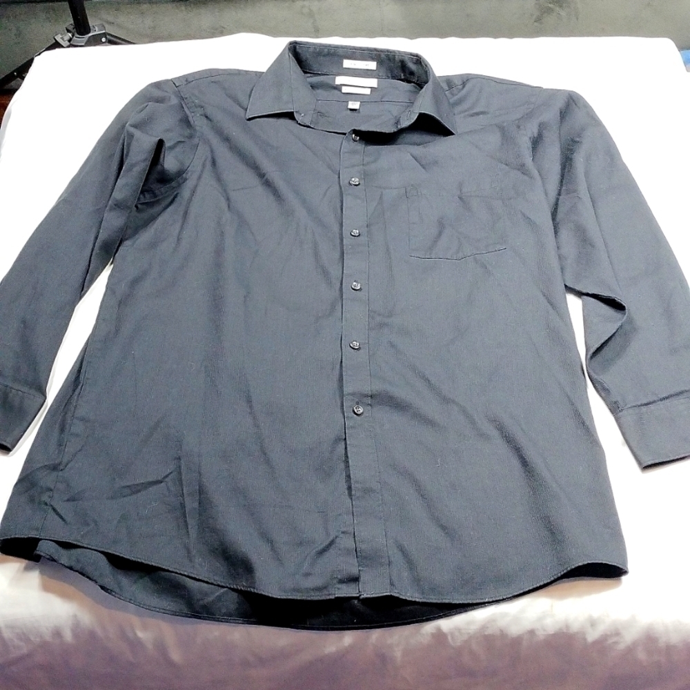 Van Heusen men's regular fit long sleeved button down  shirt size 16 1/2 32/33